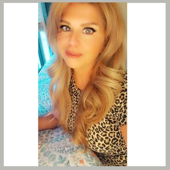 🦋Meet your Posh Seller, Sharon: Make an offer! - Picture 7 of 11